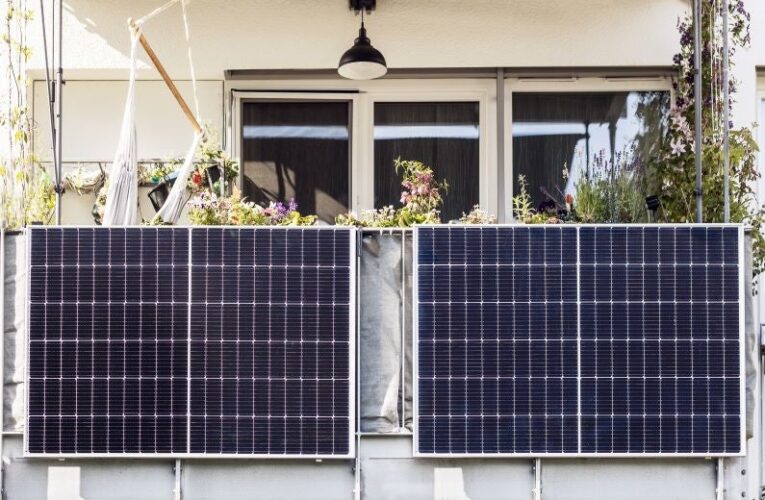 Kit solar de balc??n para energizar tus electrodom??sticos principales